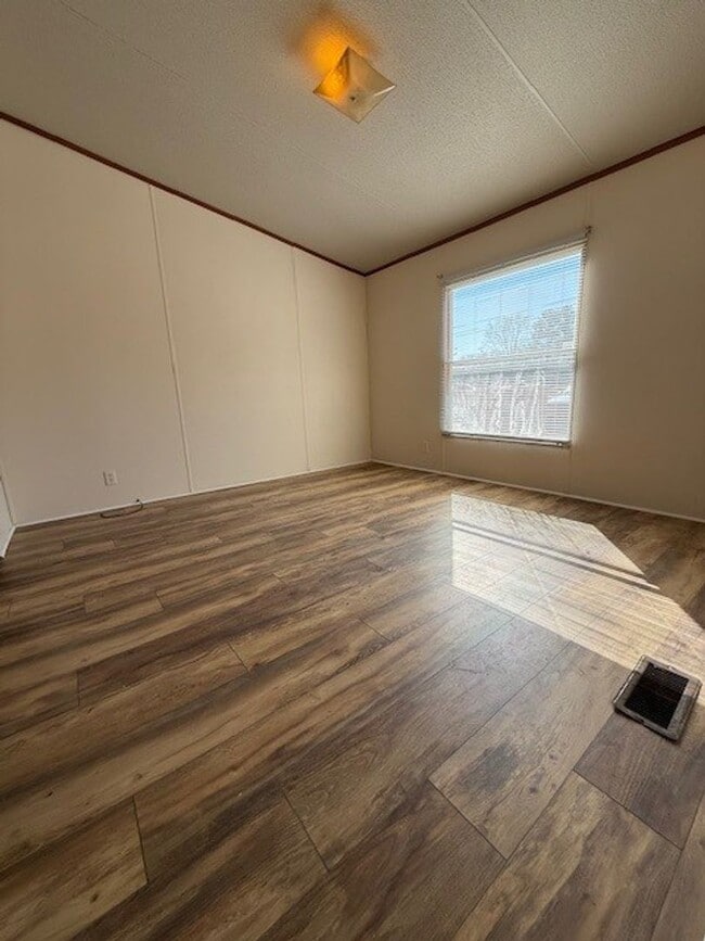 Building Photo - Rossview School