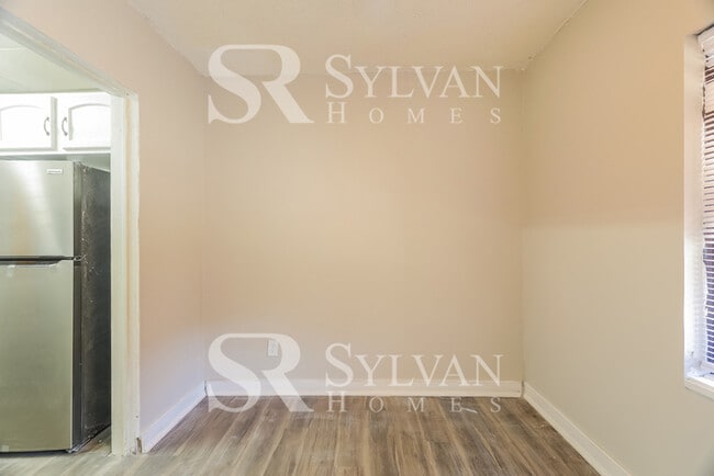 Building Photo - 3 BR, 2 BA home in Oakwood Estates