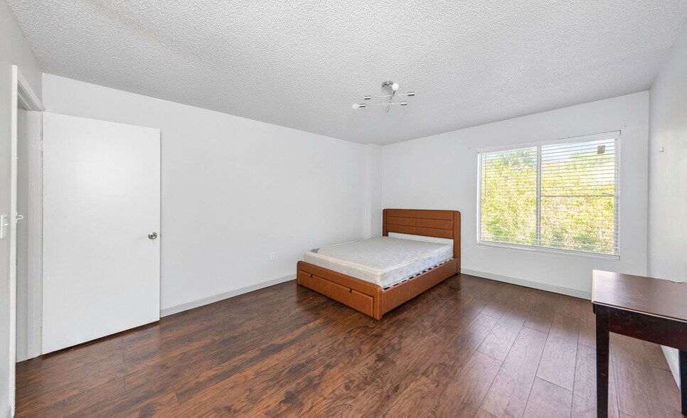 Building Photo - 621 99th Ave N