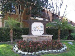 Building Photo - Great Two Bedroom Corner Unit in Villa Tos...