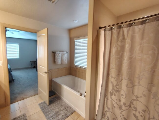 Building Photo - Cozy 3 Bedroom, 2 Bathroom Home in Washington!