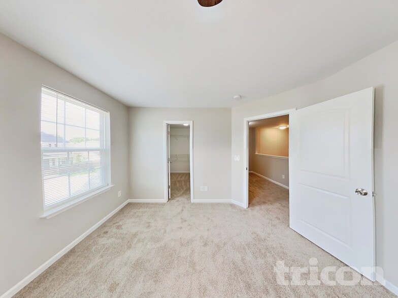 Building Photo - 6800 Lakinsville Ln