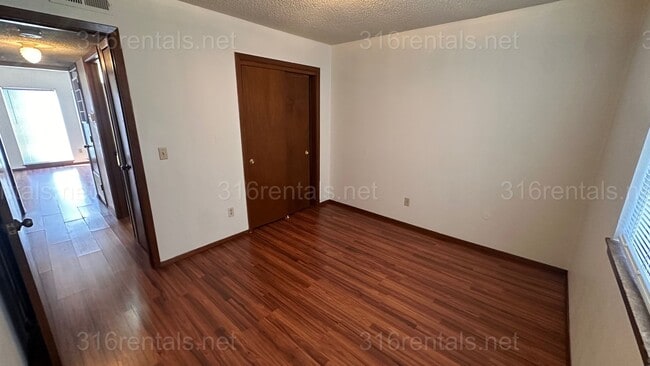 Building Photo - $750 - 2 bed 1 bath - Second floor Apartment