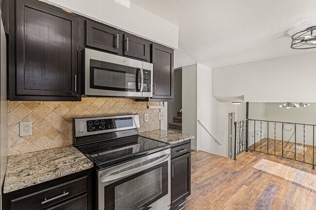 Building Photo - 6538 W Kenyon Ave