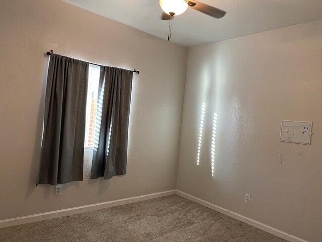 Building Photo - Large 4 bedroom 2 bath home FOR RENT!