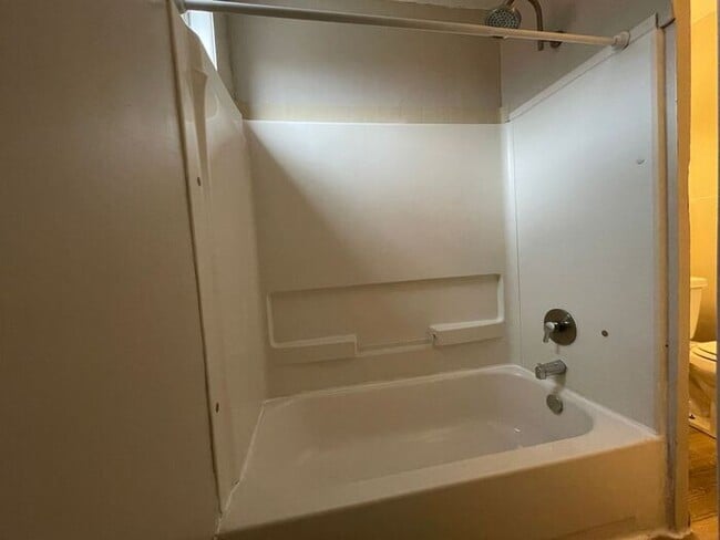 Building Photo - Inviting 2-Bedroom Apartment with Ideal Am...
