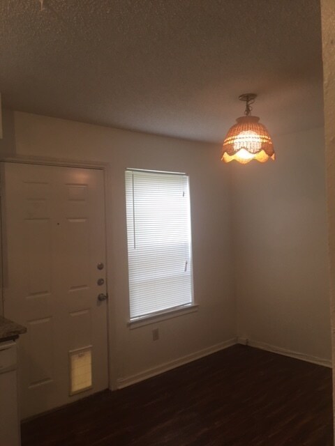 Building Photo - Beautiful 2 Bedroom Duplex in Arlington