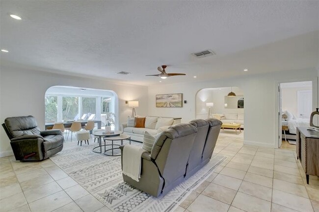 Building Photo - 2600 N Riverside Dr