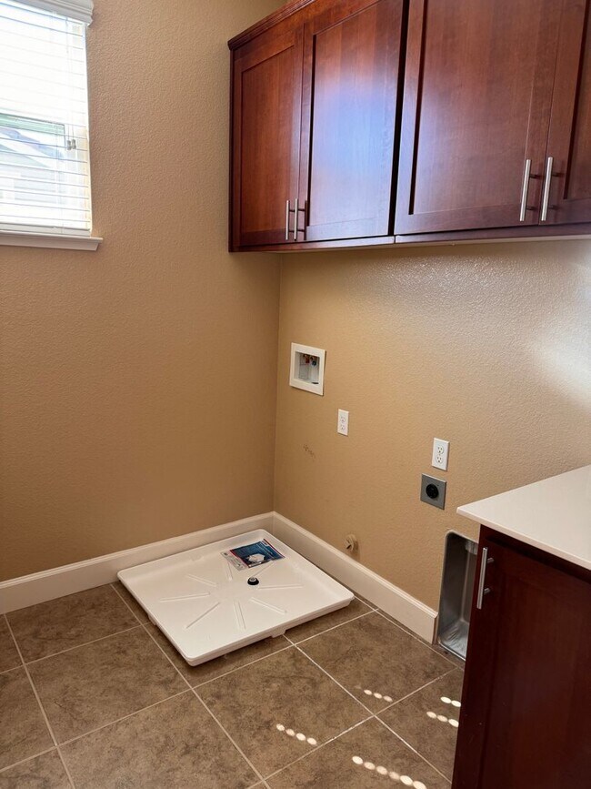 Building Photo - Lovely 3/2.5 in perfect location!