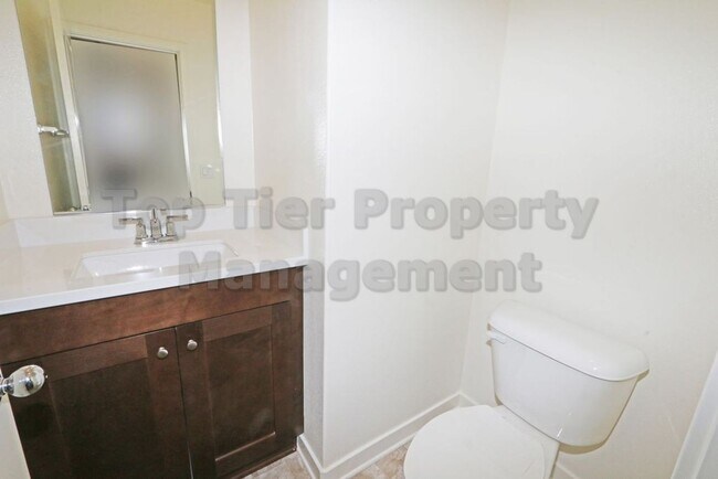 Building Photo - ***Charming 3 bed / 2.5 bath Townhome in O...