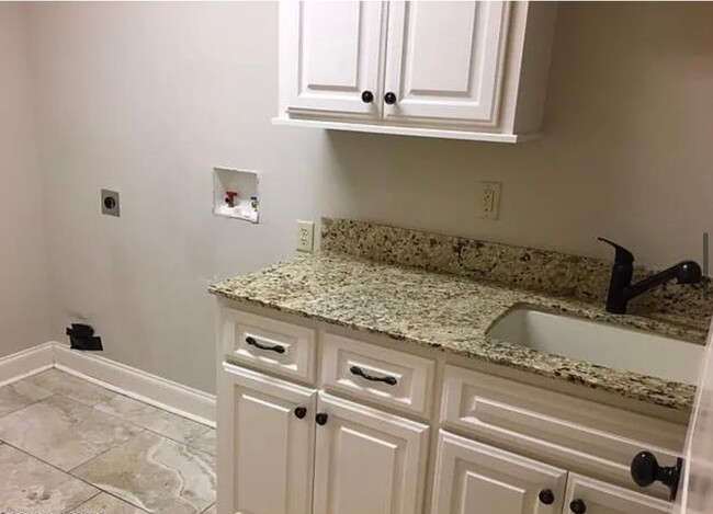 Building Photo - 4-bedroom, 3.5-bathroom home AVAILABLE NOW!