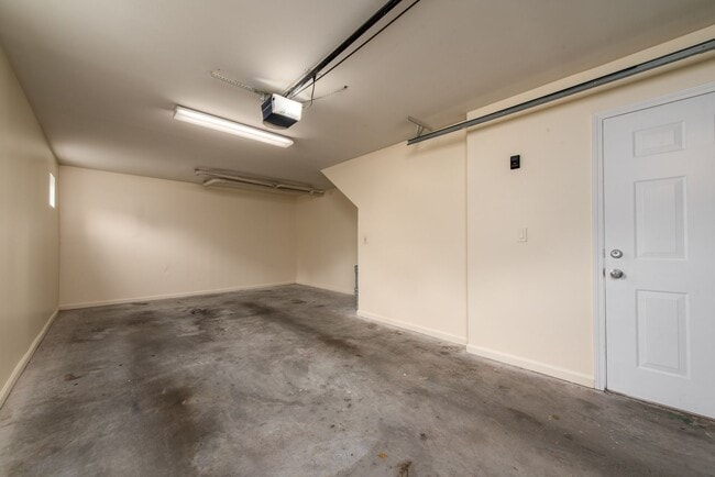 Building Photo - Beautiful 1 Bed 1 Bath with 1 car garage c...