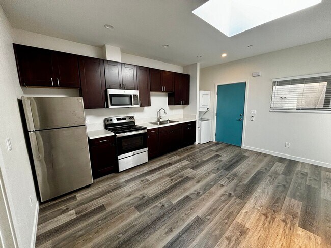 Building Photo - Newly Renovated 1 Bed/1 Bath