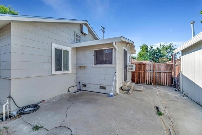 Building Photo - 5820 Dewey Blvd