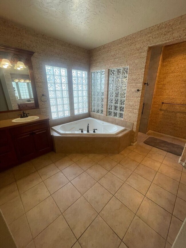Building Photo - Gorgeous home in The Boulders at Sonoma Ra...