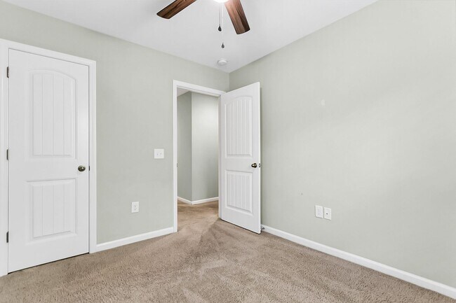 Building Photo - Beautiful Goose Creek Townhome!
