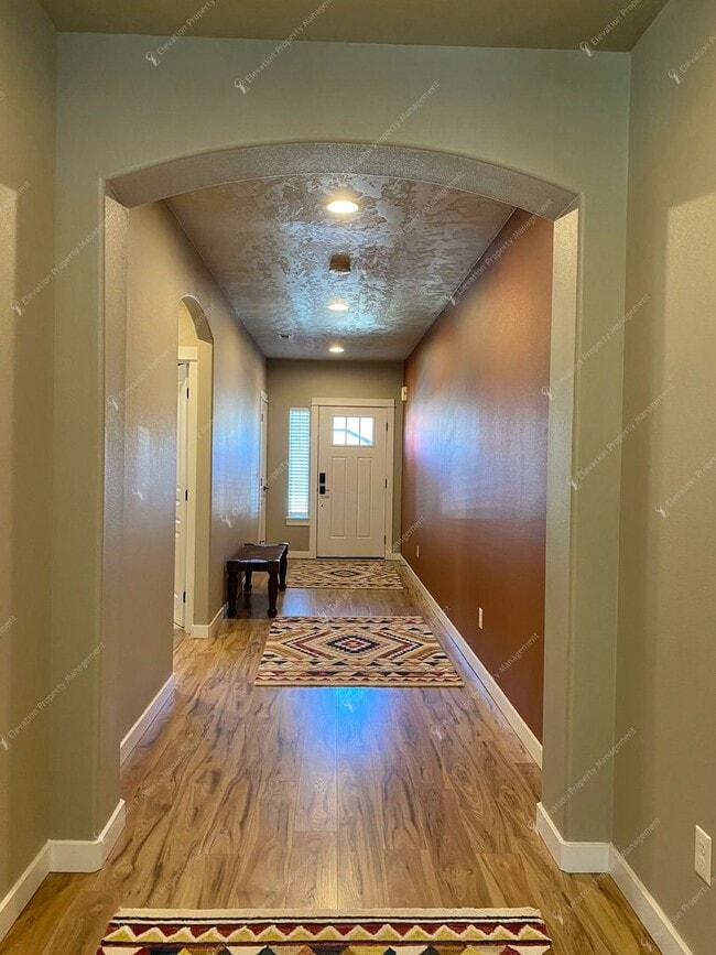 Building Photo - **UNFURNISHED**Beautiful Single-Level 3BR ...