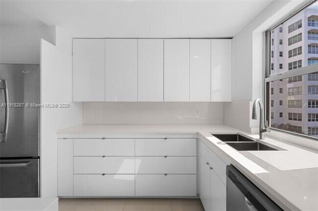 Building Photo - 9102 W Bay Harbor Dr