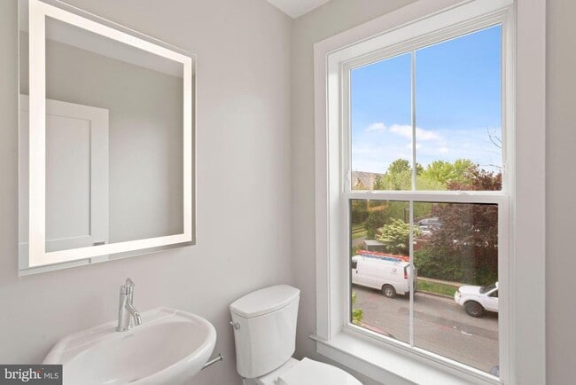 Building Photo - 203 Montgomery St