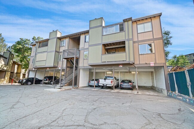 Building Photo - 2 bedroom, 2 bath Condo for rent in Reno, water, sewer and trash included.