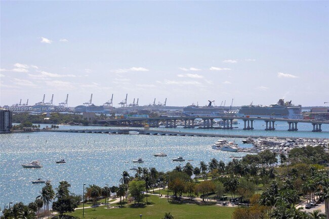 Primary Photo - 2020 N Bayshore Dr