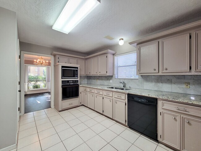 Building Photo - Amazing Cottage Charm Designer Home with Lush Landscaping, Sprinkler System, New Insulated Window...