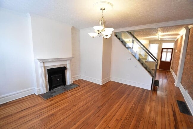 Building Photo - 2 bedroom, 2.5 bathroom brick townhouse