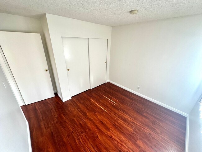 Building Photo - Spacious, bright and HUGE 2bd/1ba + 2 park...