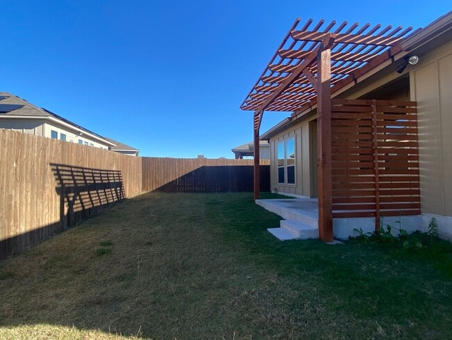 Building Photo - 4 BEDROOM, SHORT TERM LEASE AVAILABLE