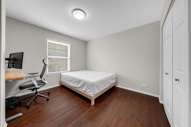 Building Photo - 1472 N Pinehurst Dr