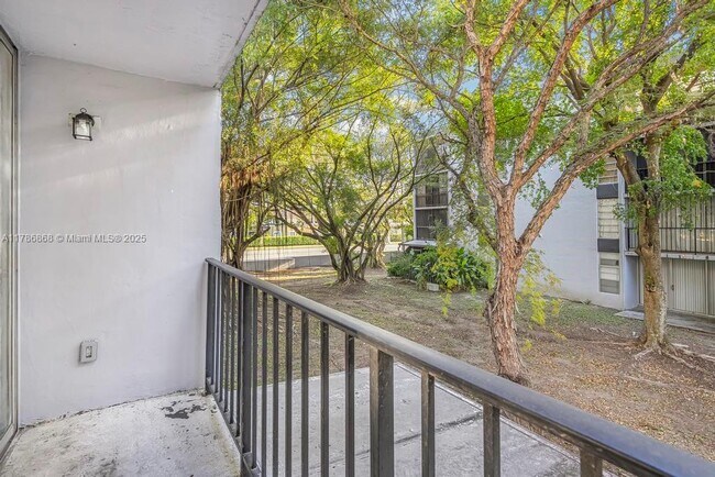 Building Photo - 110 Fontainebleau Blvd