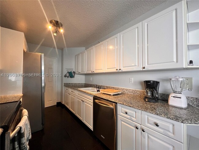 Building Photo - 16711 Collins Ave