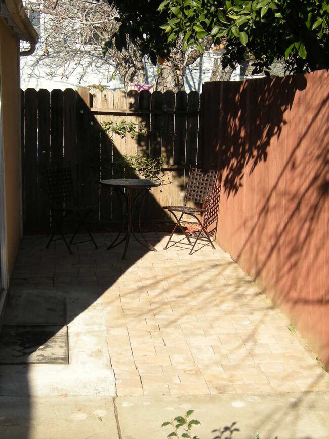 Building Photo - Private In-law unit close to downtown!