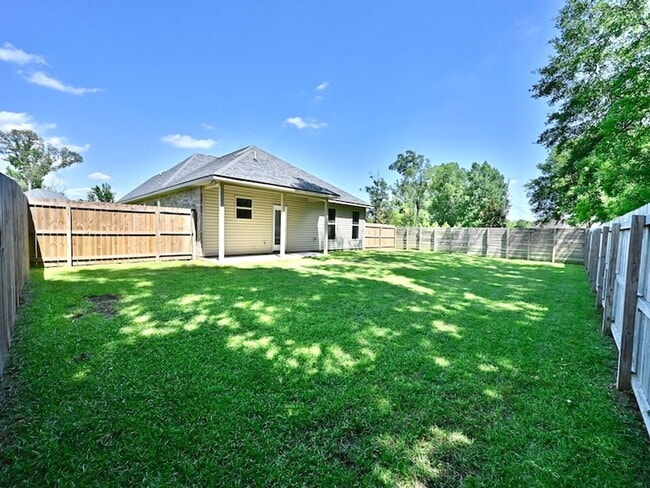 Building Photo - Gorgeous property in the highly sought after Jamestown Crossing in Prairieville