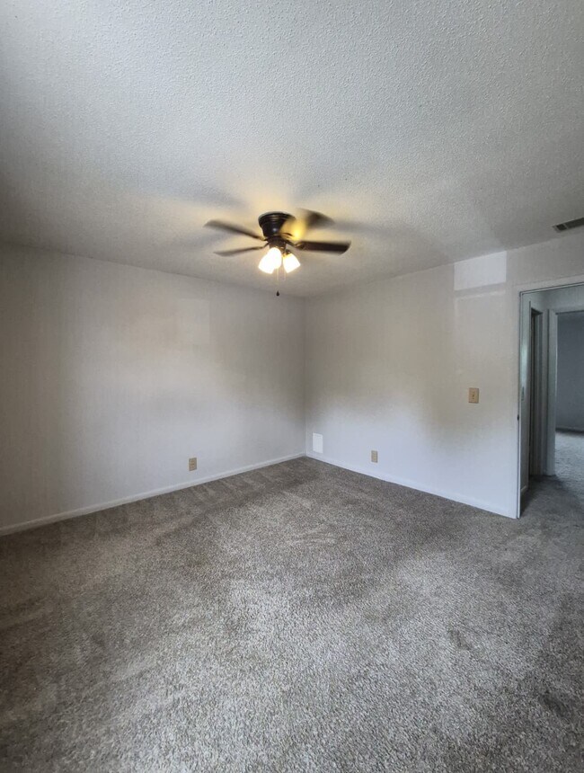 Building Photo - 727 S Main St Ext