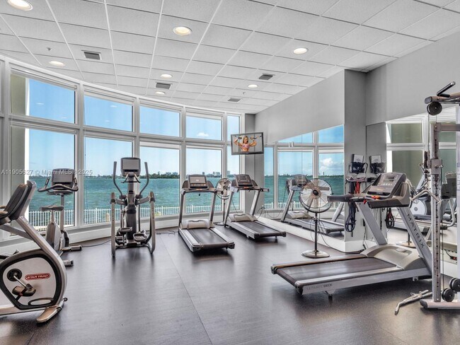 Building Photo - 725 NE 22nd St