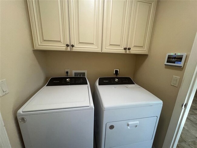 Building Photo - 12660 SW Lakeside Dr