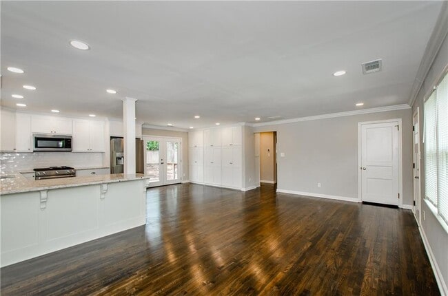 Building Photo - 729 Sunnybrook Dr