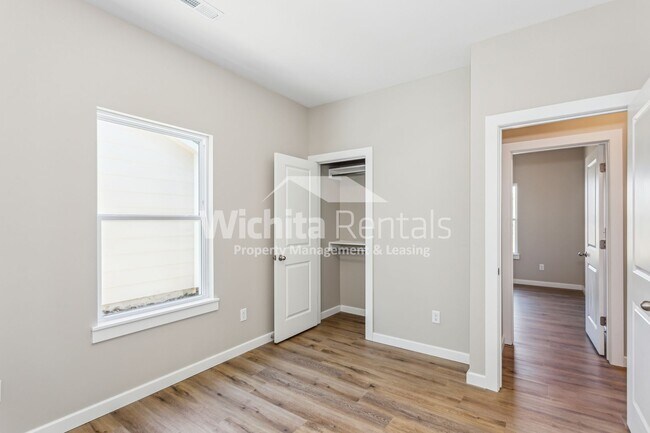 Building Photo - 5032-5032 S Sycamore St