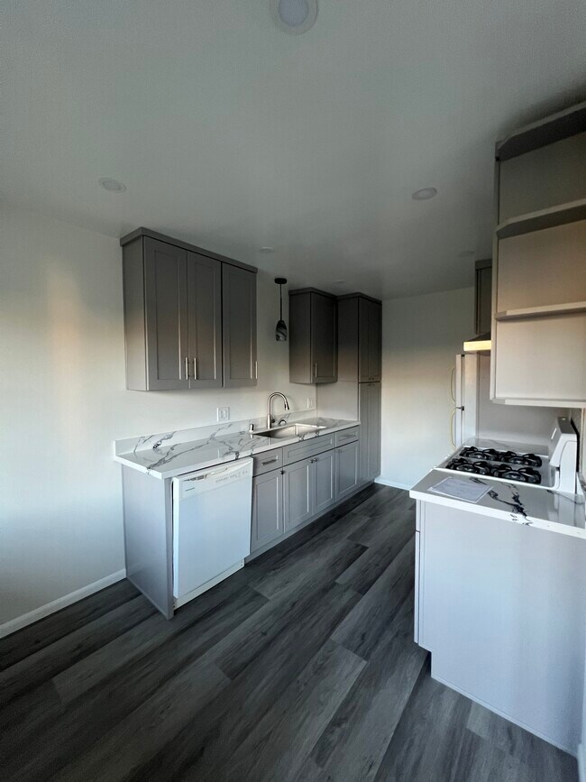 Kitchen with gas stove, dishwasher, fridge - 1929 S Barrington Ave