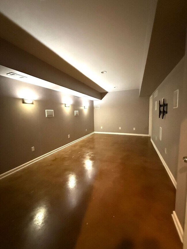 Building Photo - LOCATION!  Close to the outlet Malls and D...