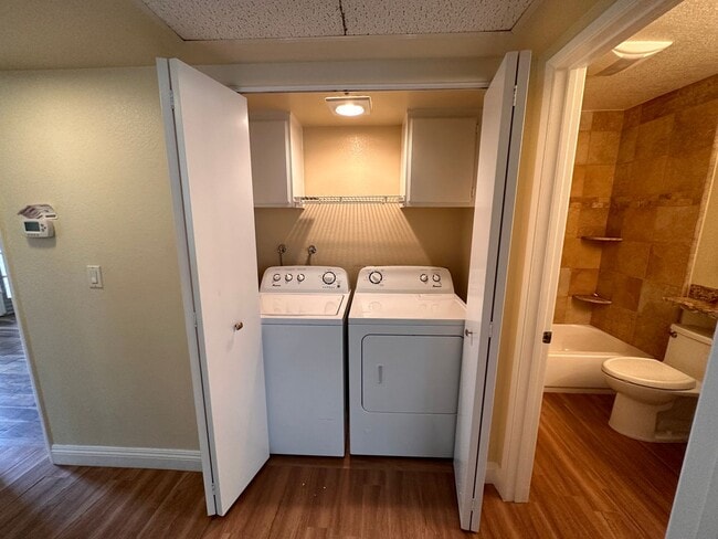 Building Photo - Beautiful 2 Bedroom/2 Bath Condo Close to ...