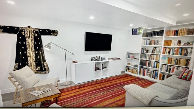 Building Photo - Stunning 3 bed/2bath remodeled home, with full ADU! Pets ok Move in Special!