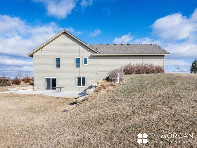 Building Photo - Tucked Away Yet Close to It All-Beautiful Elkhorn Rental has it all!