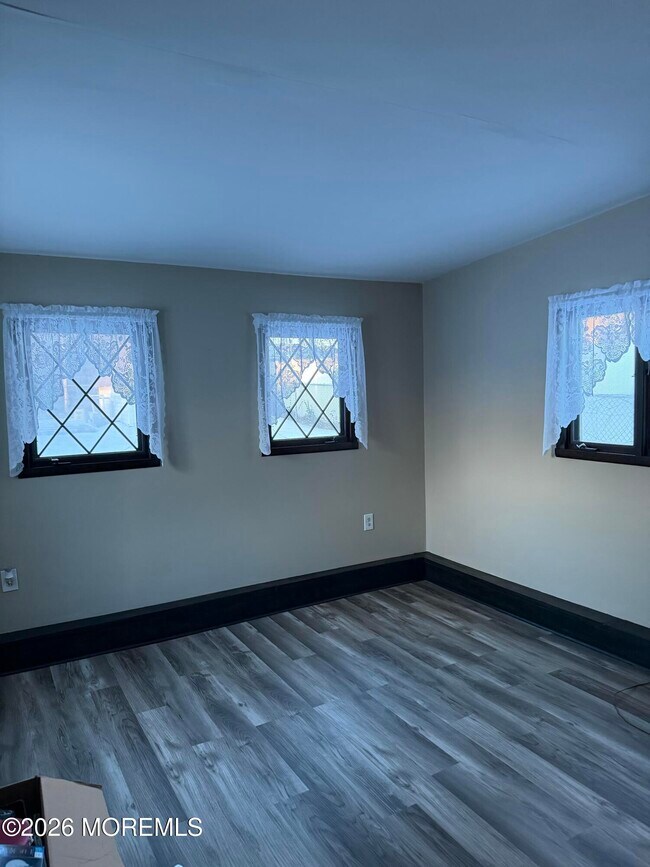 Building Photo - 340 Suburban Dr