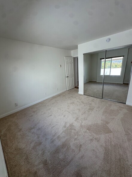 Building Photo - 3200 La Rotonda Dr