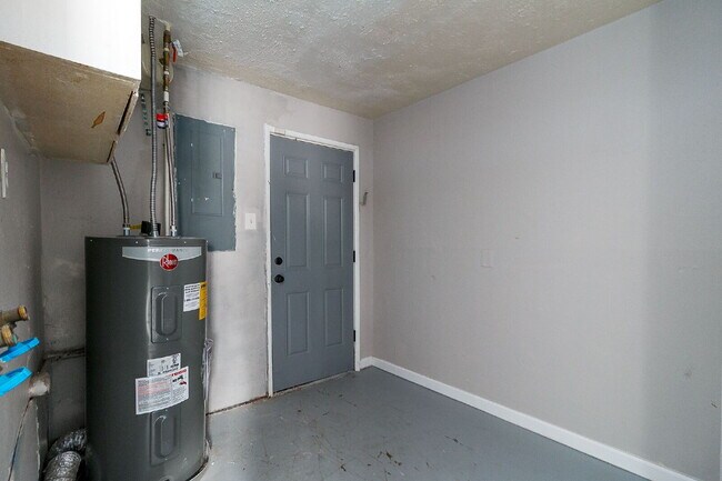 Building Photo - "Charming 3-Bedroom Gem with Cozy Living Space in Saint Louis!"