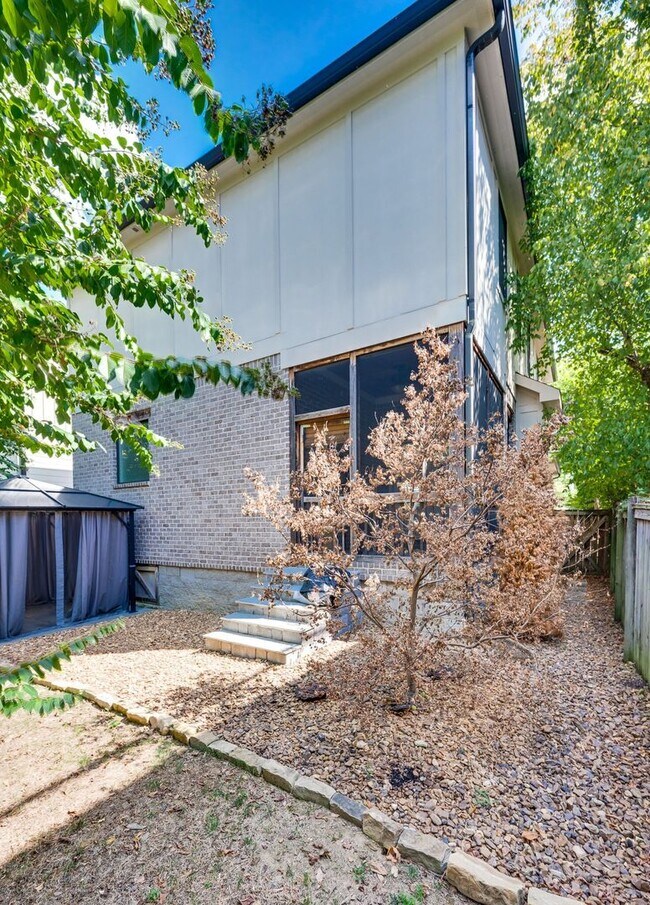 Building Photo - Stunning 4BE/3.5BA home in the heart of Green Hills!