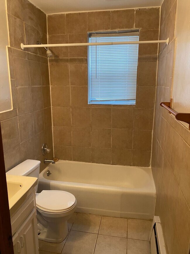 Building Photo - 2br in Maplewood