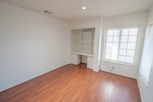 Building Photo - 24921 Chicory Ct